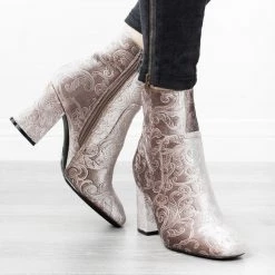 Refresh Gorgeous Velvet Booties