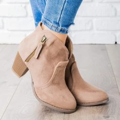 Lovmark V Cut Ankle Boot