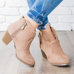Lovmark V Cut Ankle Boot