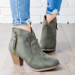 Lovmark V Cut Ankle Boot