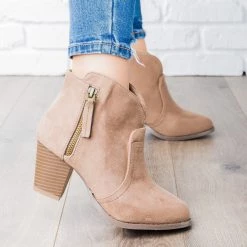 Lovmark V Cut Ankle Boot