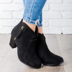 Lovmark V Cut Ankle Boot