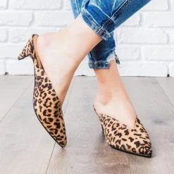 Delicious Shoes V-Cut Kitten Heels