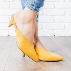 Delicious Shoes V-Cut Kitten Heels 43 Delicious Shoes V-Cut Kitten Heels